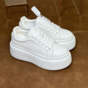 真皮加绒2025新款爆款女款8cm平厚底增高百搭小白鞋轻便松糕板鞋