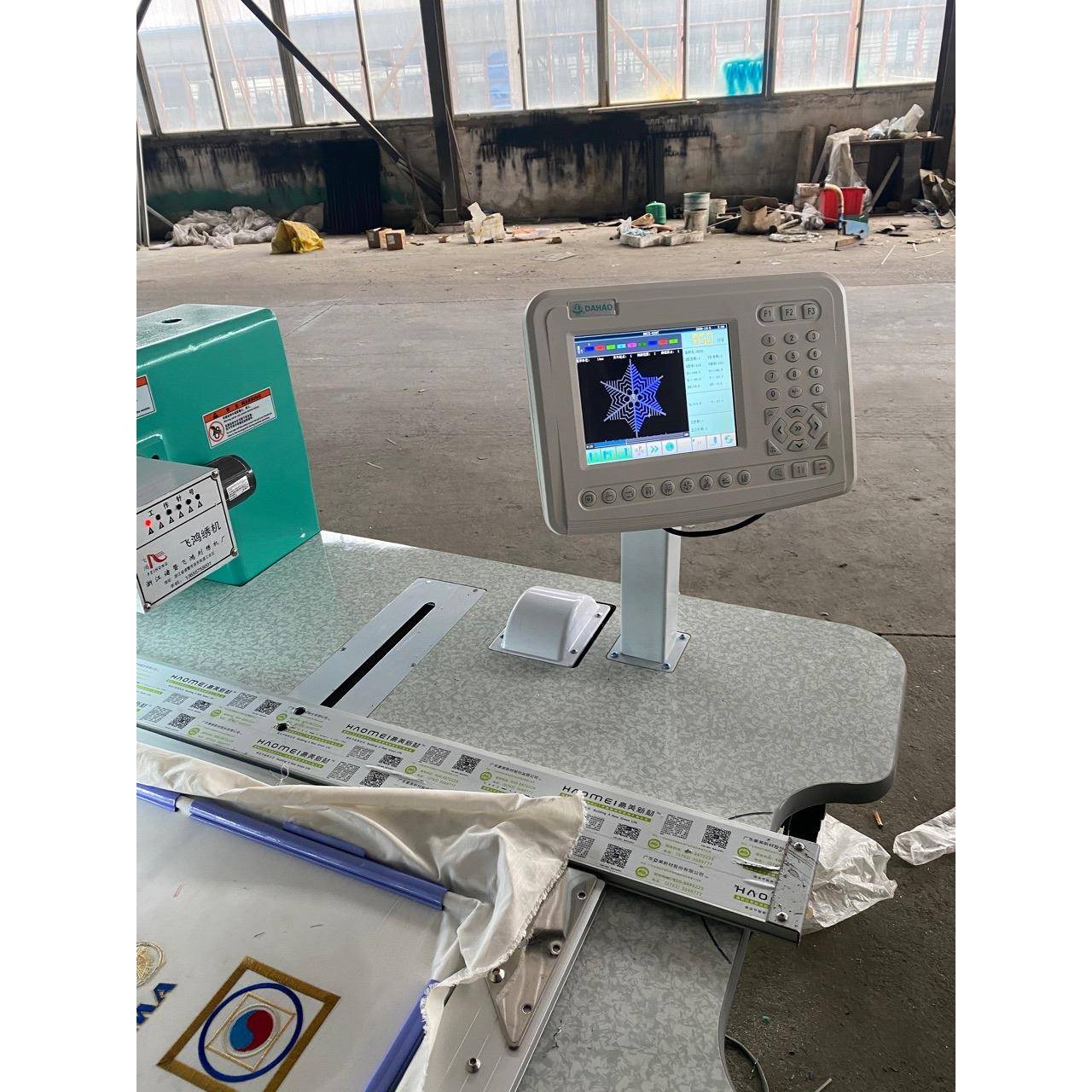 厂家供应小型全自动流行款家用服装机器工厂打样电脑绣花机