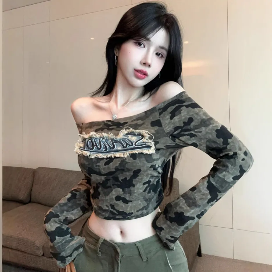 ins纯欲性感辣妹迷彩长袖T恤女秋季打底一字领短款打底衫