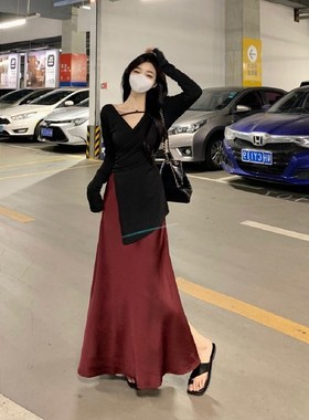 大码胖mm纯欲不规则v领开叉黑色上衣红色半身裙女春辣妹两件套装