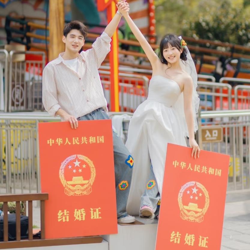 超大结婚证领证婚纱照拍照道具登记跟拍手持囍字横幅彷真巨型KT板