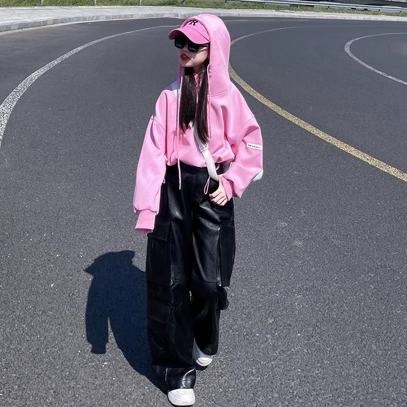 女童装美式高街秋冬女孩粉色短款连帽卫衣黑色皮裤工装裤两件套潮
