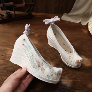 古装 2020新款 坡跟系带绣花单鞋 子女高跟布鞋 V古风翘头舞蹈 汉服鞋