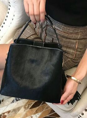 2021秋冬新款皮草女包手提包马毛水桶包流苏单肩包软皮斜跨小包包