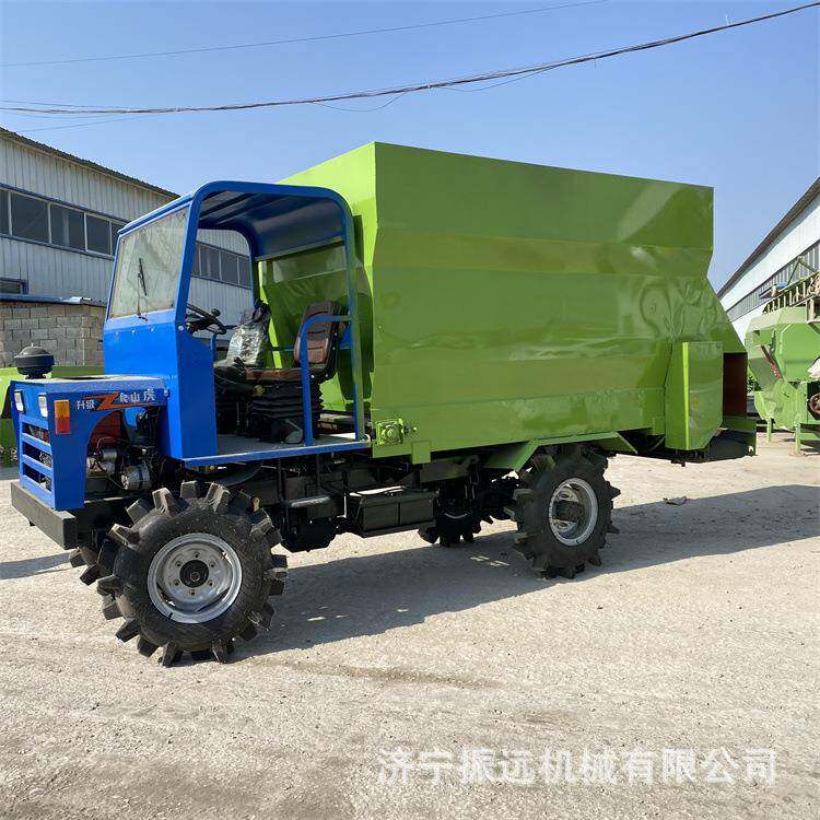 牛场小型三轮喂料车双侧出料饲喂投料车畜牧养殖四轮撒料车
