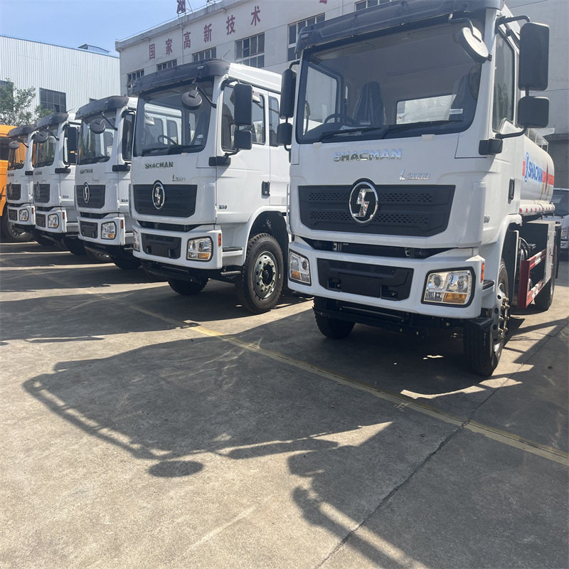 右舵陕汽德龙货车10吨油罐车10000L液罐车运油车加油车工厂
