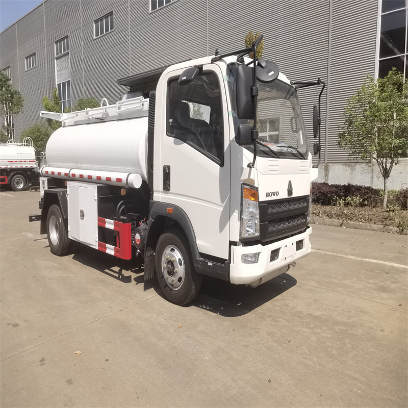 5吨油罐车工厂直销重汽豪沃液罐车流动加油车5000L运油车