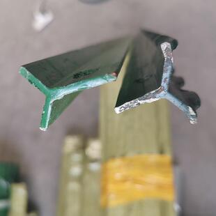 Y型立柱加厚三角尖头实心铁柱户外牛羊养殖铁丝隔离网立柱厂家