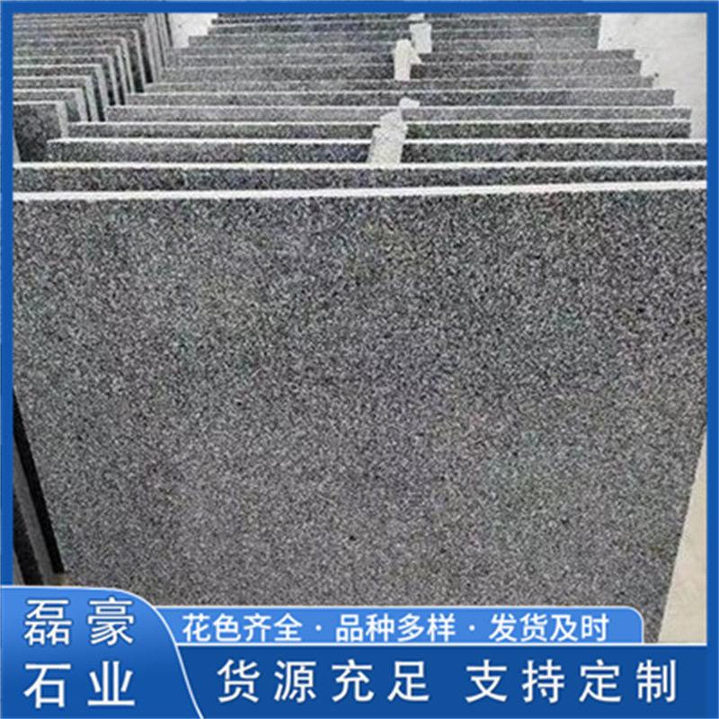 芝麻黑花岗岩火烧板G654深色火烧面地铺石花岗岩建筑外墙干挂石板