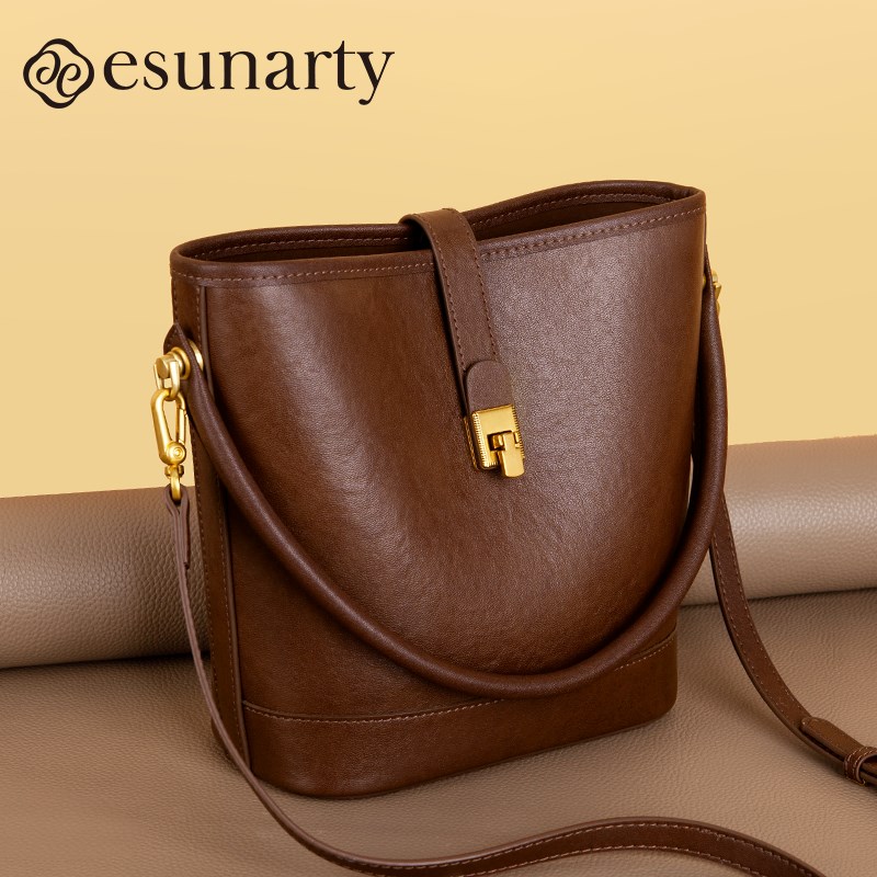 真皮水桶包包女式2025新款手提包通勤女包高级质感软皮斜挎包春夏