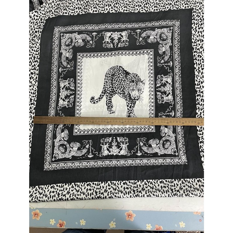 D506豹子大方格定位印花缎面雪纺布头柔软光滑透气旗袍连衣裙面料