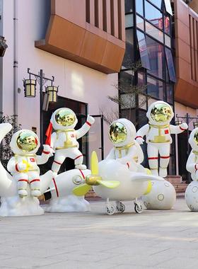 玻璃钢发光镜面太空人模型雕塑航天宇航员展览科技馆商场小区摆件