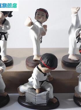 树脂工艺品小跆h拳道人物模型女侧踢腿武术蛋糕装饰创意摆件送礼