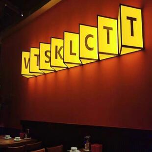 创意悬挂户外门头三角形压克力通体发光灯箱广告牌咖啡店字母定制