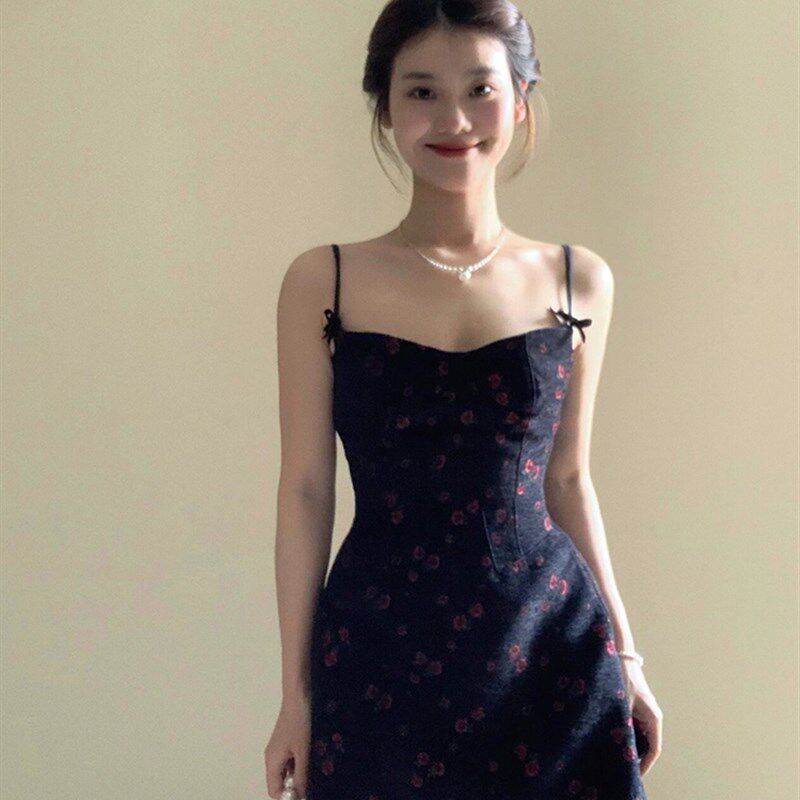 胖mm法式甜辣妹黑色碎花吊带连衣裙女复古收腰度假风茶歇a字短裙