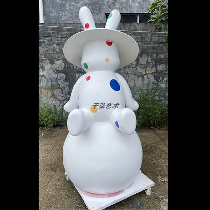 玻璃钢卡通雕塑人物ip定制网红兔子公仔动漫吉祥物大型美陈摆件