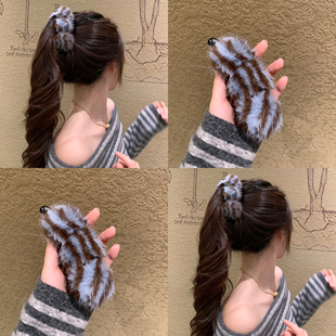 秋冬毛绒绒 蓝色虎斑纹毛球香蕉夹女后脑勺氛围感马尾夹发夹头饰