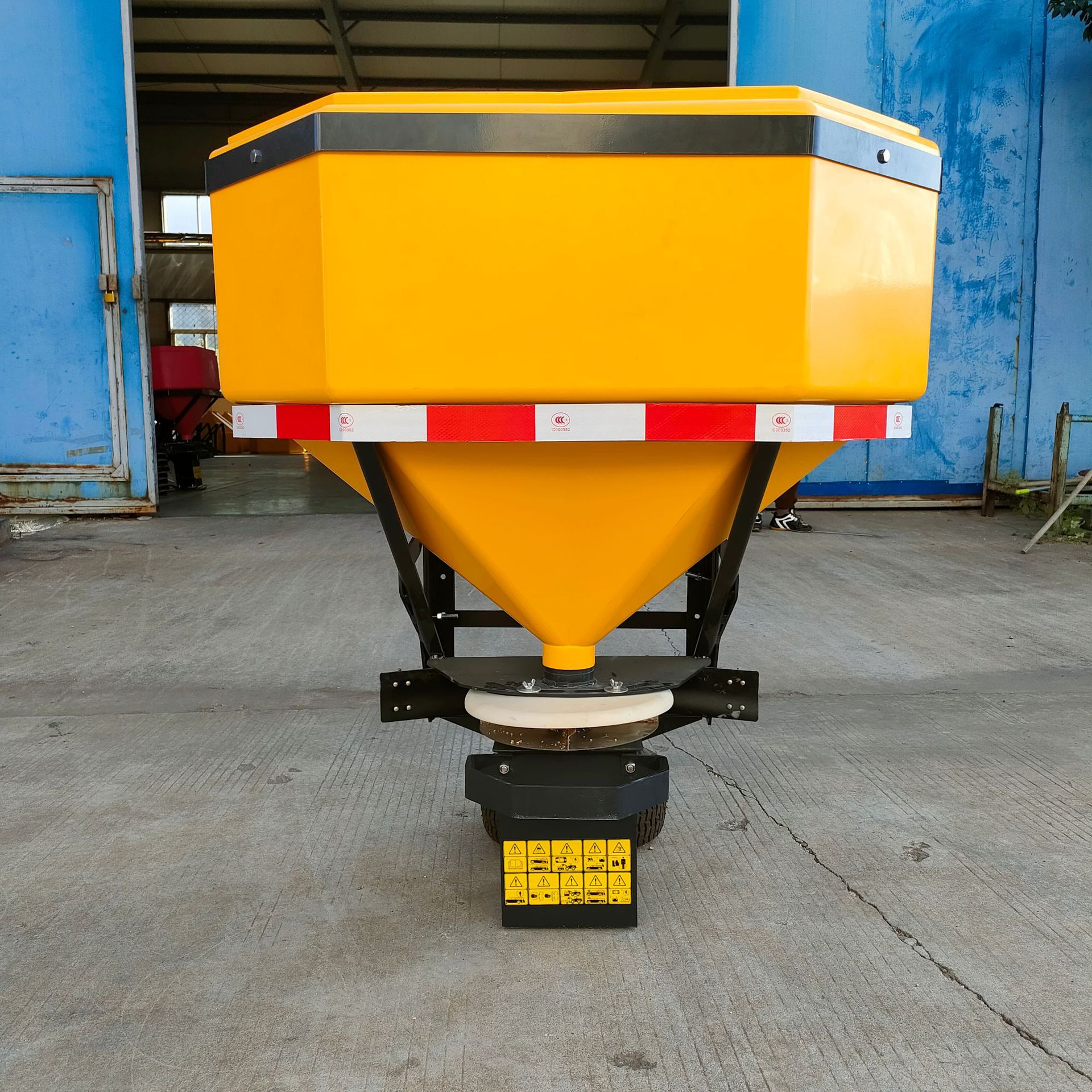 电动冬季除雪抛洒设备 市政道路工业盐融雪剂撒布机 清雪设备