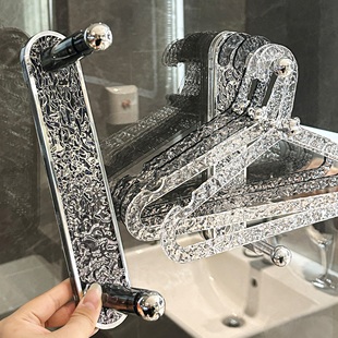 衣架收纳神器免打孔阳台置物架家用挂衣架墙上壁挂晾衣架伸缩挂杆