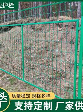厂家现货农用双边丝护栏果园圈地围栏三角折弯隔离栅草绿色桃型柱