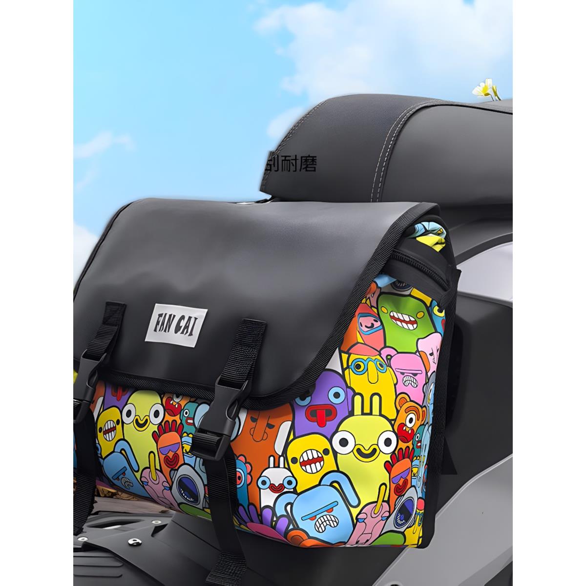 踏板电瓶车坐垫通用挂包边包原创电动车前置包头盔充电器收纳神器