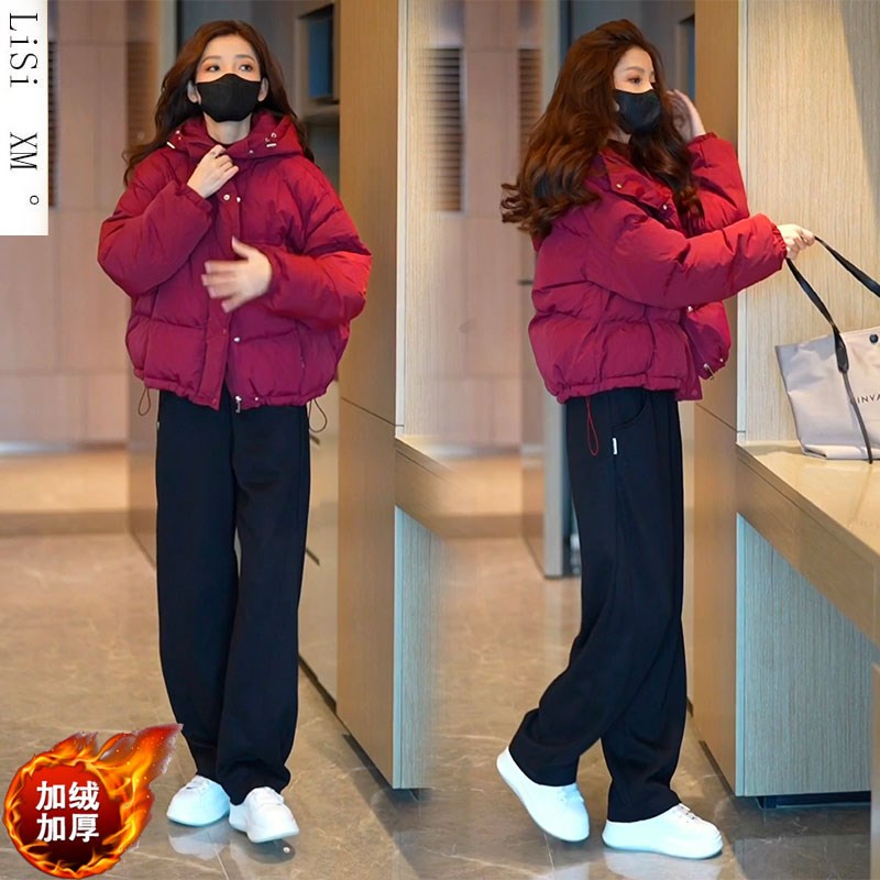 微胖显瘦红e色连帽棉衣外套女2023加绒直筒卫裤子运动风两件套装