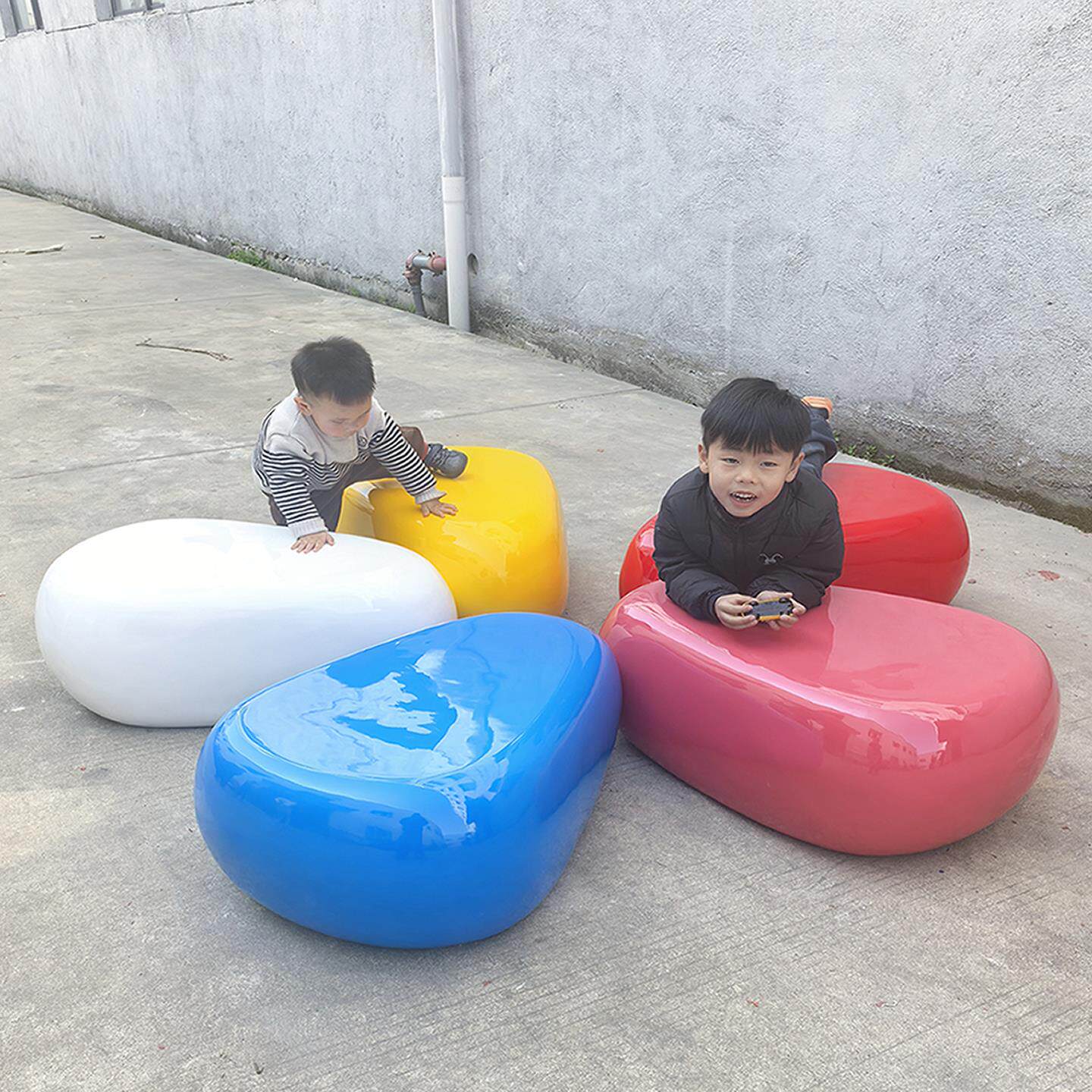 户外玻璃钢休闲椅鹅卵石造型坐凳多色可定制商场公园休息儿童座椅