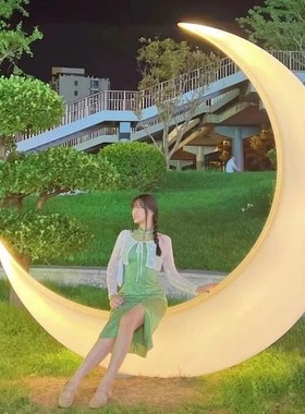 户外发光月亮装饰玻璃钢雕v塑网红拍照打卡景观坐椅月半弯民宿摆