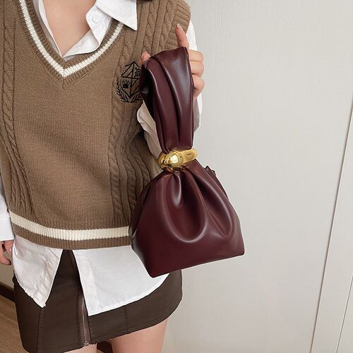 高级简约休闲束口水桶包2024新款韩版潮时尚手拎包凹造型装饰女包