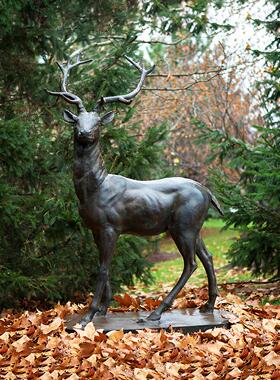 铸铜小鹿雕塑厂家定制彷真动物麋鹿梅花鹿摆件公园小区草坪装饰品