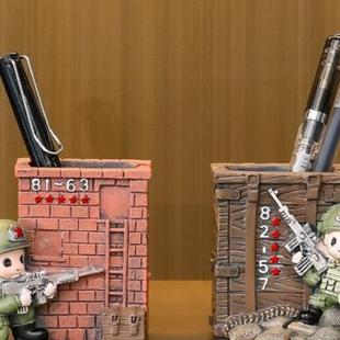 饰品 创意小兵哥哥笔筒迷彩军人公仔收纳盒学生文具办公桌面摆件装