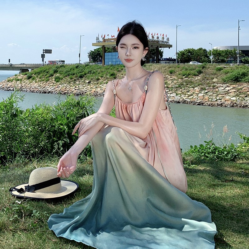 三亚度假风渐变晕染吊带连衣裙女夏宽松显瘦长裙子海边.旅游穿搭