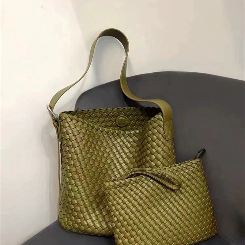 韩版2025春夏新款真皮手工编织包高级感大容量水桶包单肩斜挎女包