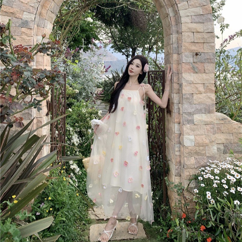 三亚海边度假风立体花朵吊带连衣裙女2025夏季新款宽松网纱长裙子