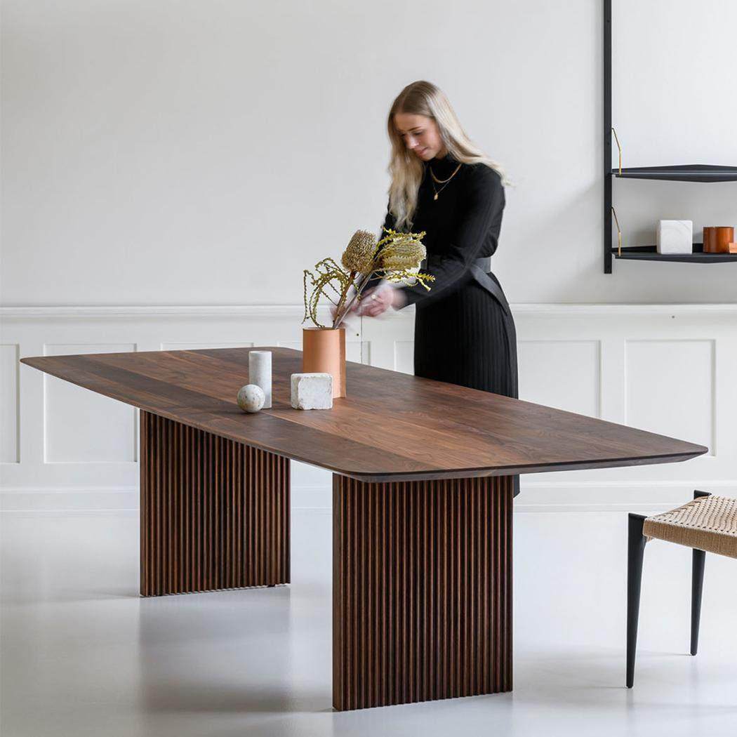 北欧轻奢实木餐桌椭圆形家用饭桌设计师创意办公洽谈桌极简会议桌