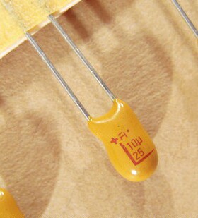 TAP106M025SRW 钽质电容器25v10uF 20% AVX TAP系列