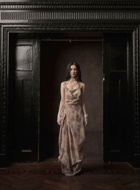 TAM TUAS 渡鸦 浆果植物染花色光泽感吊带长裙《伊索尔的旧梦》