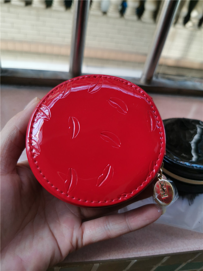 圣罗兰圆形漆面圆形小巧化妆包 气垫包 零钱包