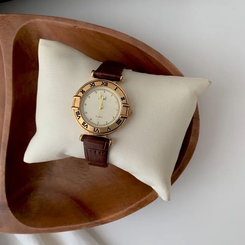 Women Quatz Watch Luxuy Roman Numeals Numbes Dial Clock