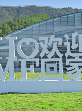 不锈钢铁艺梅花鹿雕塑户外公园林景观仿真白鹿动物装饰玻璃钢摆件