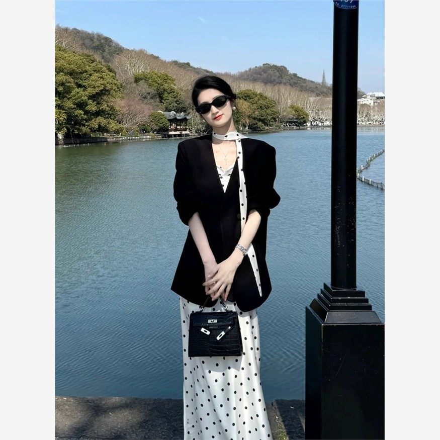 2025秋季新款高级感西装外套女轻熟风西服波点吊带连衣裙两件套装