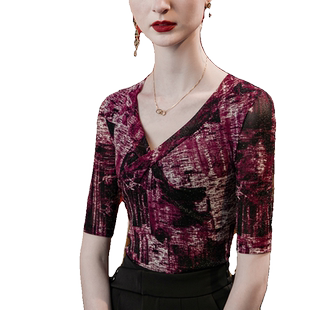 2026春季新款V领亮丝印花网纱打底衫女五分袖修身淑女中袖上衣