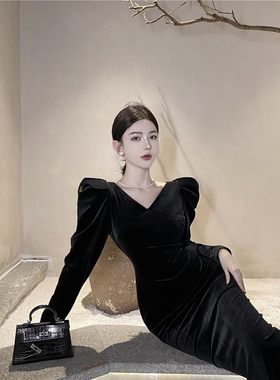 法式高级感v领丝绒连衣裙女秋冬季新款气质名媛女士赫本风小黑裙