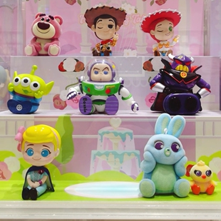 名创优品迪士尼玩具总动员乖乖坐盲盒手办桌面车载摆件巴斯草莓熊