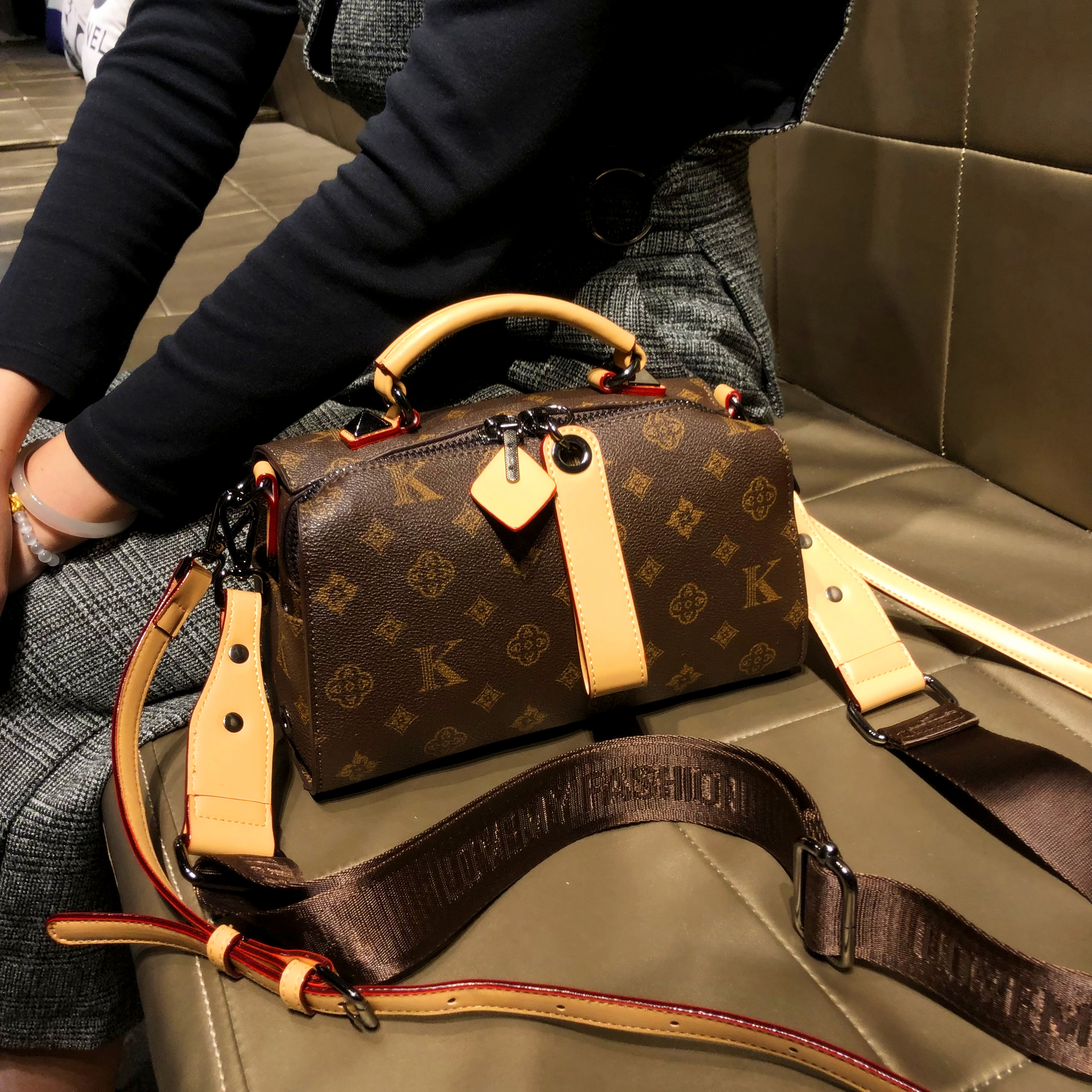 香港品牌时尚印花休闲设计枕头包