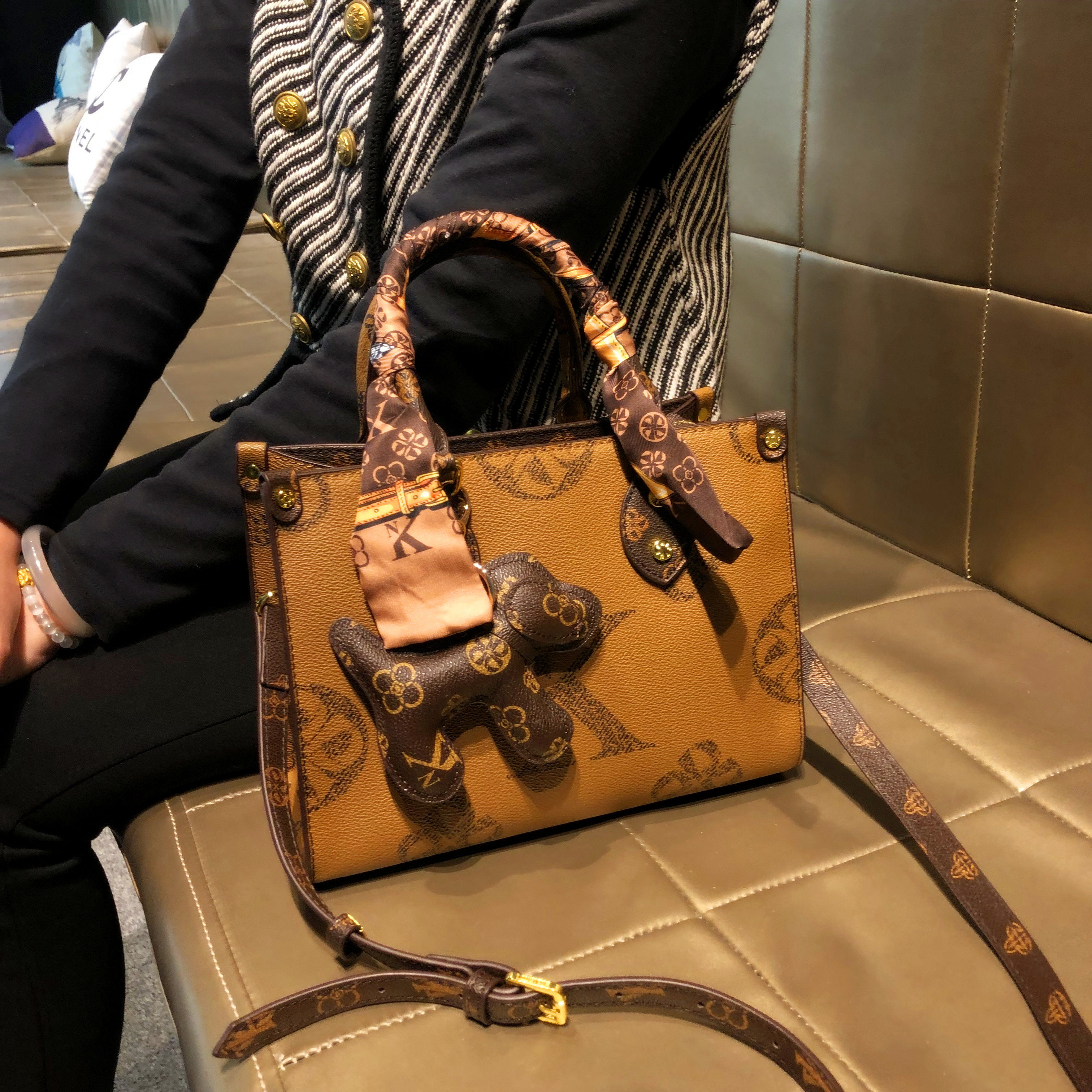 香港品牌包包女款2026新款真皮轻奢高级托特包复古单肩斜挎手提包,箱包皮具/热销女包/男包,托特包,淘宝优惠券,粉丝福利购,淘宝优惠卷