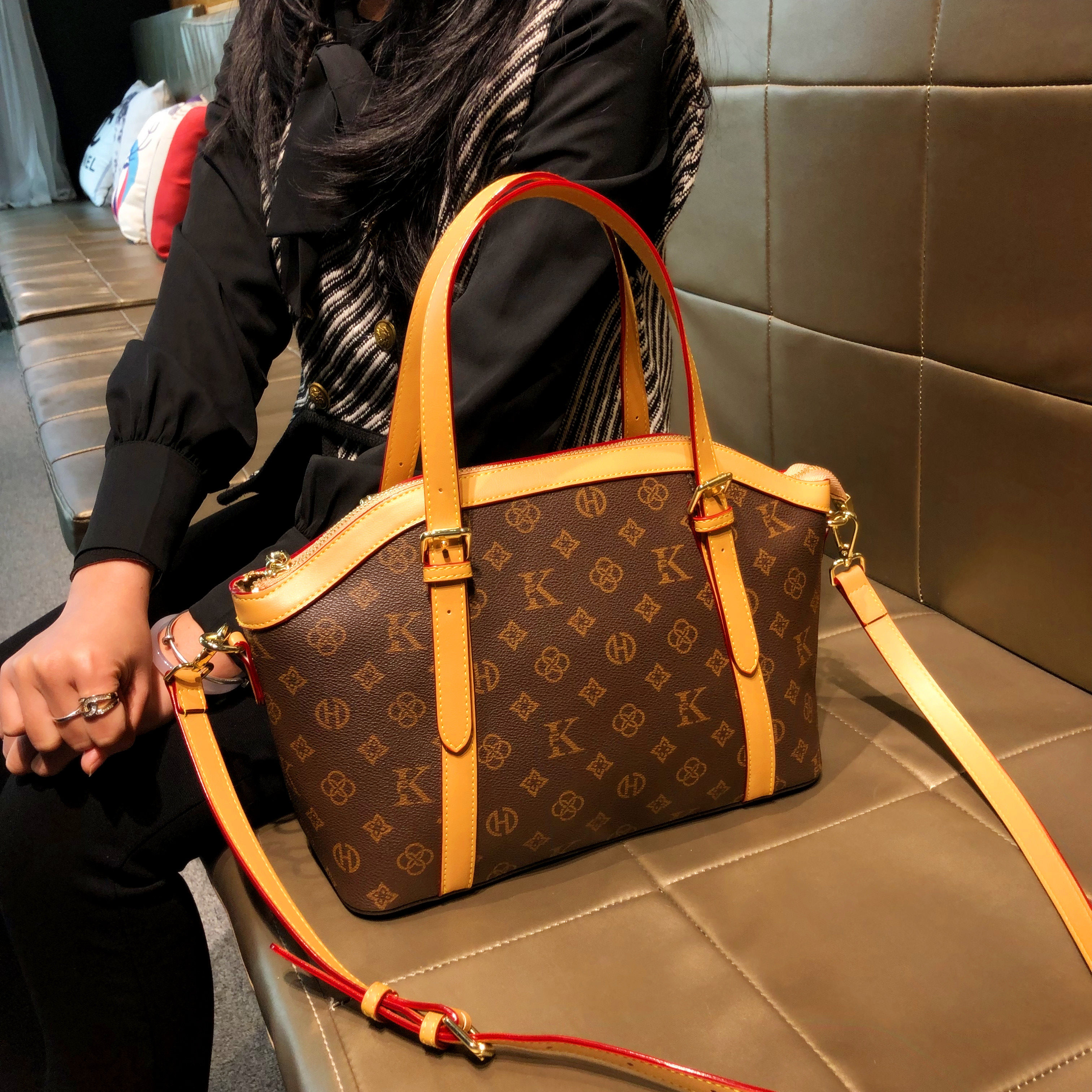 香港包包女款2025新款大容量高级感复古贝壳包真皮单肩手提斜挎包,箱包皮具/热销女包/男包,通用款女包,淘宝优惠券,粉丝福利购,淘宝优惠卷