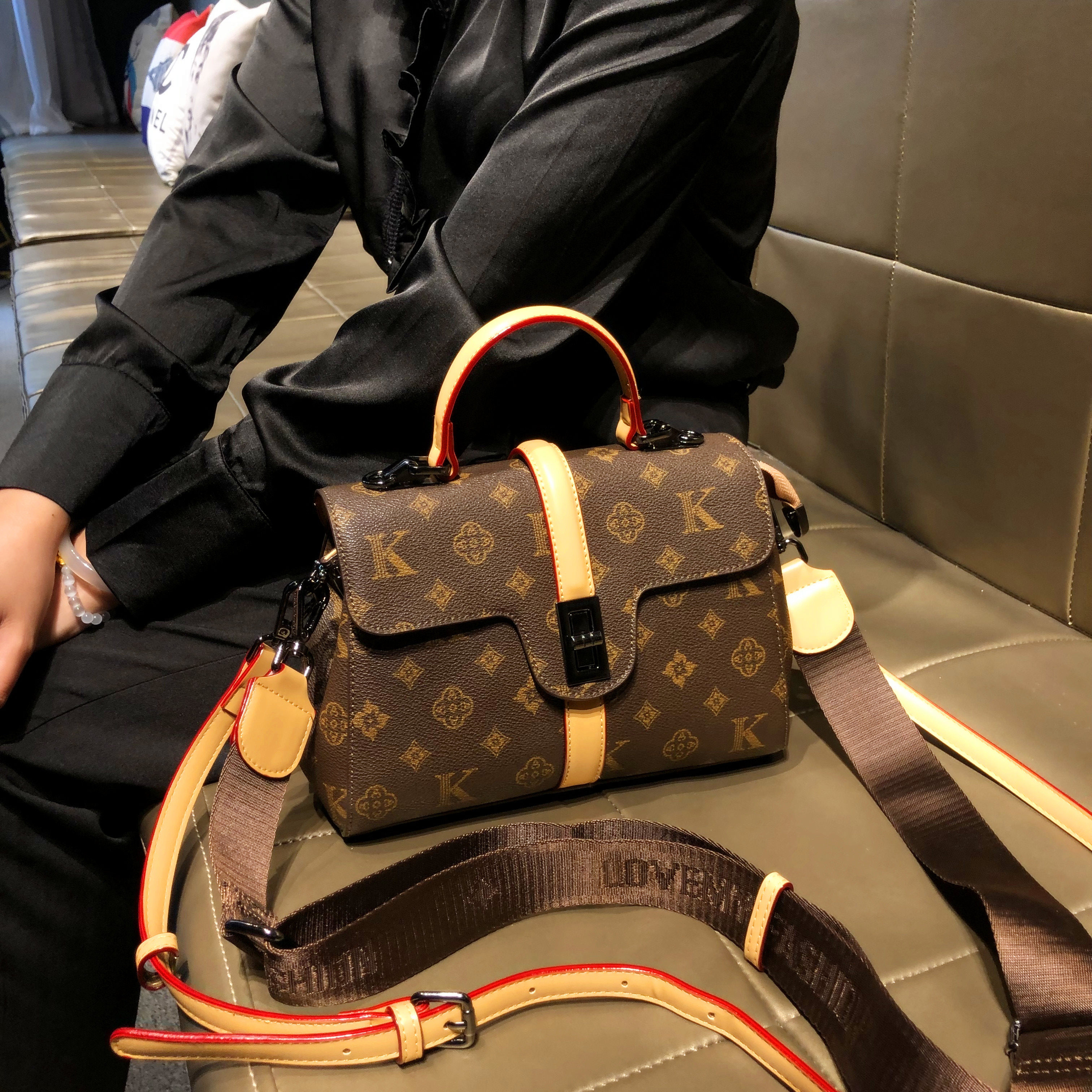 香港品牌包包女2025新款高级感真皮斜挎包冬季复古手提单肩小方包,箱包皮具/热销女包/男包,邮差包,淘宝优惠券,粉丝福利购,淘宝优惠卷