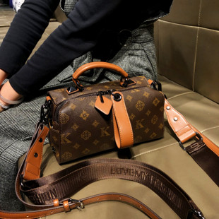 香港品牌包包2025新款 复古通勤手提包真皮单肩斜挎波士顿包女 冬季