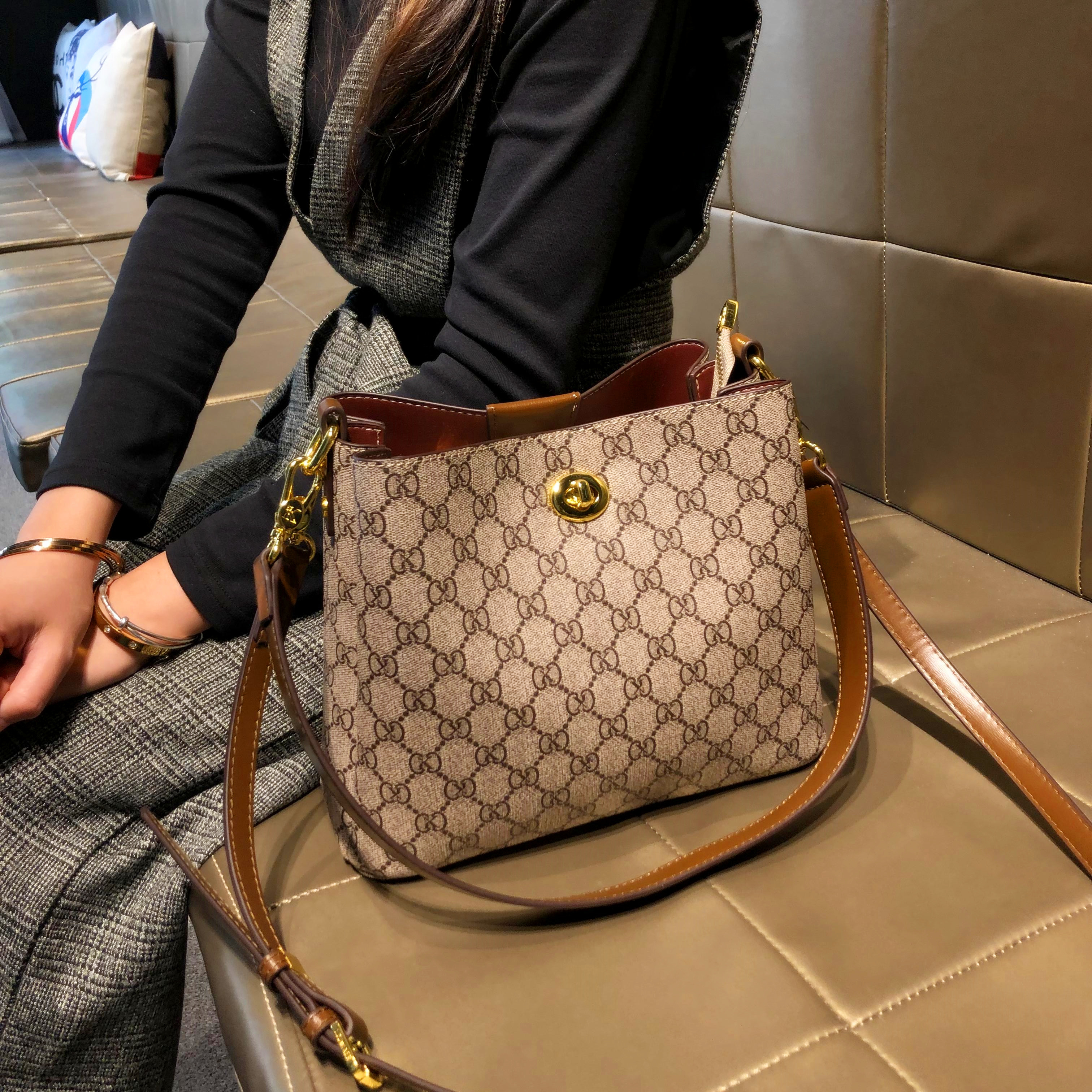 香港品牌复古时尚印花休闲水桶包